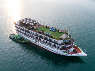 Amanda Cruise Ha Long
