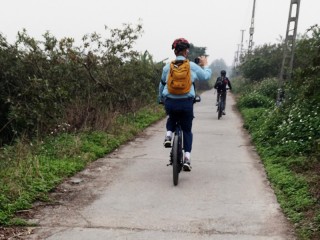 Biking day tour to Bat Trang ceramic village - Private tour